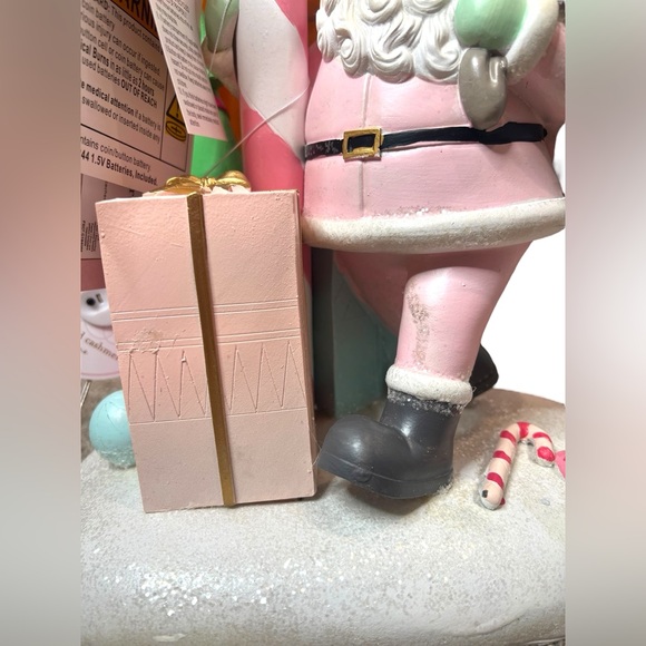 Vintage-Inspired 19” LED Santa Claus Figurine with Candy Cane & Wreath - Xmas - Picture 11 of 12